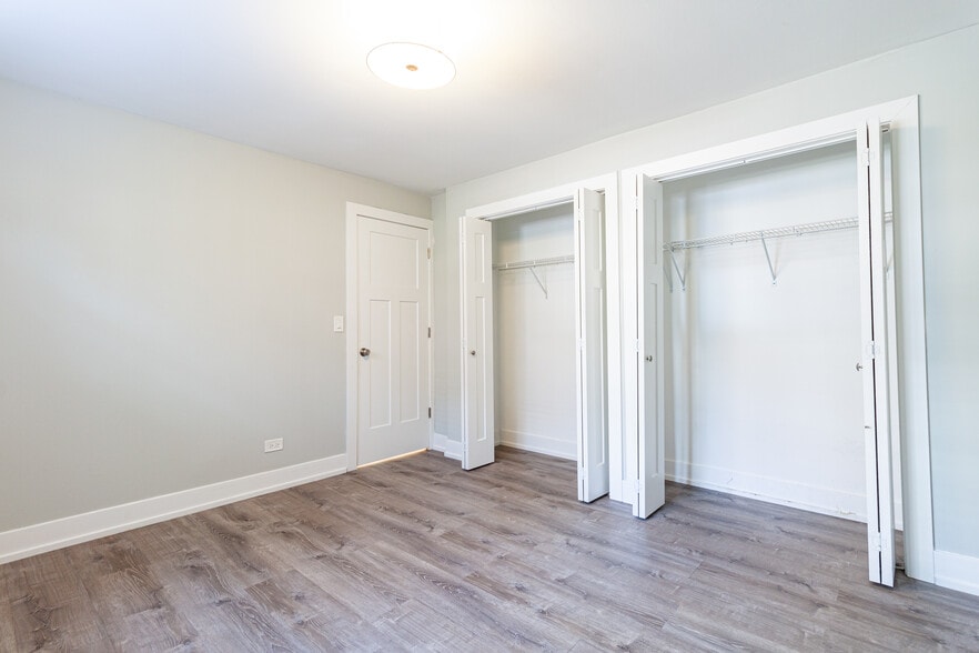 Building Photo - 454 W Barry Ave