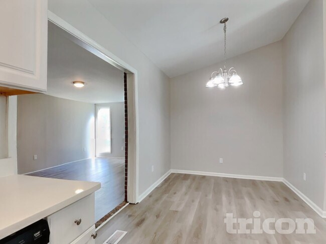 Building Photo - 101 N Lakeside Dr