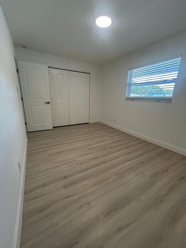 Building Photo - Stylish Tranquil duplex - Near Belleair Beach