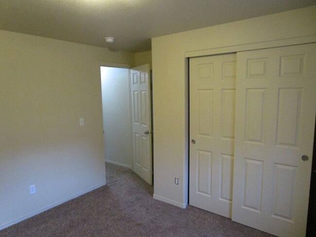 Building Photo - Open Feel Home in Ochoco West Subdivision - Electricity Included! Available Soon!