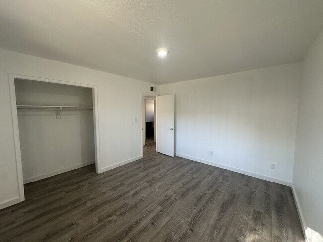 Building Photo - 2725 S Rural Rd