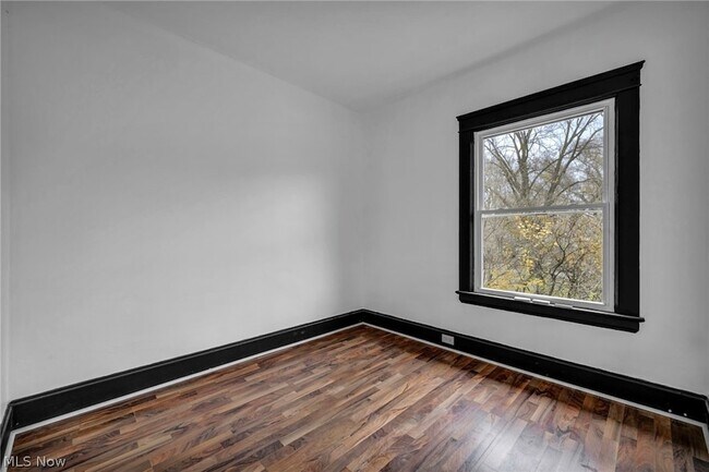 Building Photo - 12001 Oakview Ave