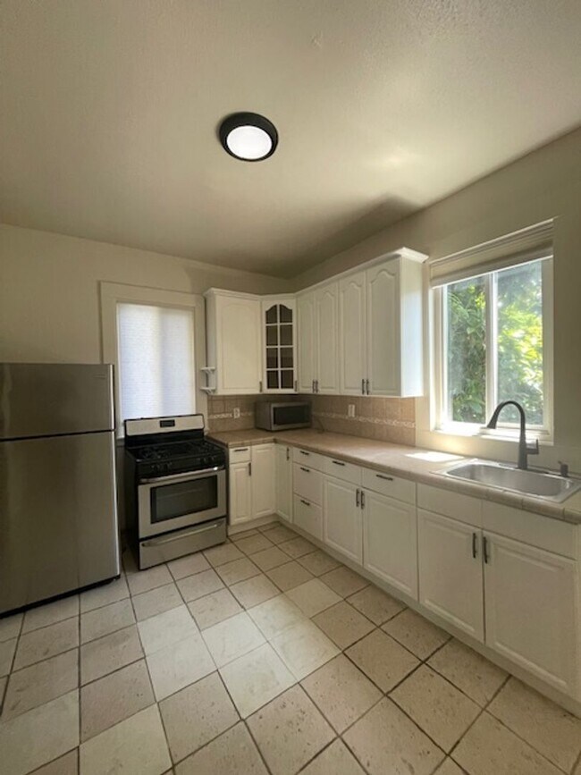 Building Photo - 1/2 Off First Month's Rent, 3Bdrm, 1Bath