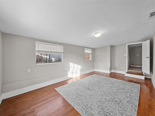 Building Photo - "Charming 3-Bed Oasis in Tampa with 2 Full Baths & 1650 Sq Ft of Comfort!"