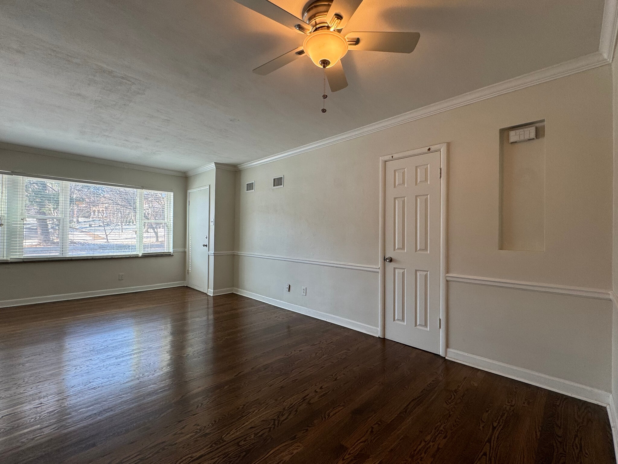 Building Photo - 422 S Hanley Rd