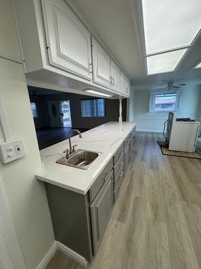 Building Photo - 5 Bedroom, 3.5 Bath, Beautiful 1,856 SQ FT...