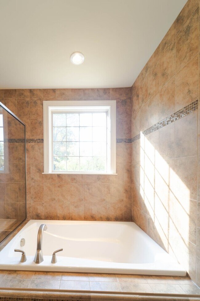 Building Photo - Stunning Centreville Townhome With Excellent Commuter Access