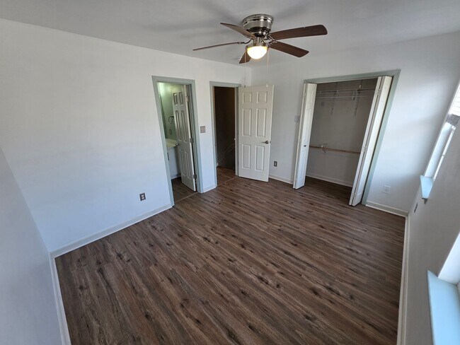 Building Photo - 2 BR 2 BA Townhose