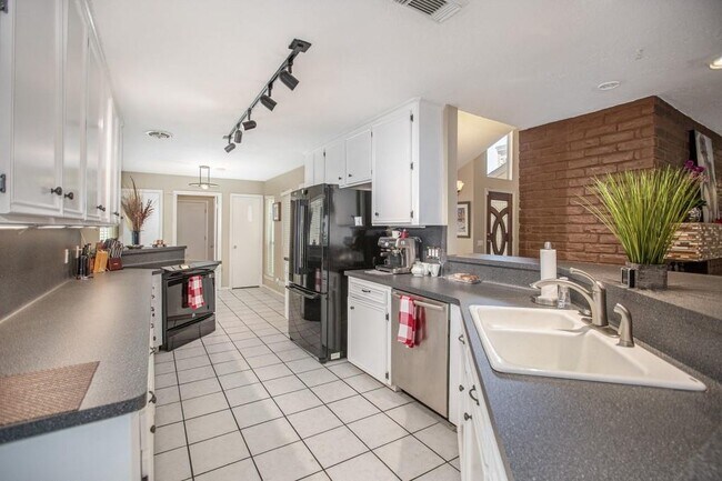 Building Photo - 2303 Silver Sage Dr