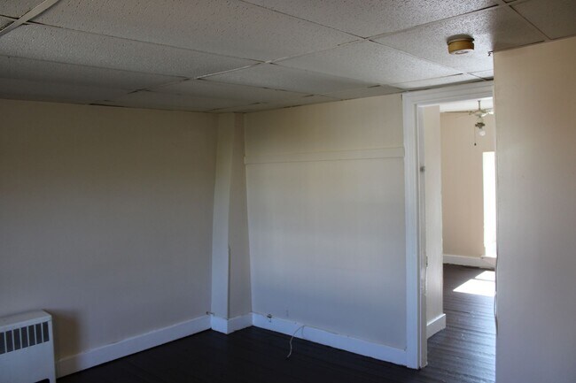 Building Photo - 2-Bedroom Second-Floor Apartment