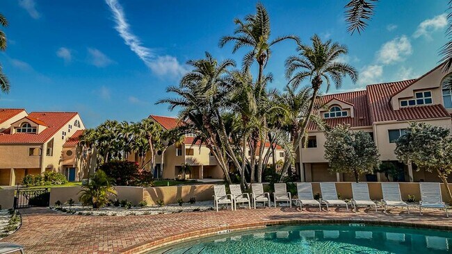 Building Photo - 1635 Royal Palm Dr S