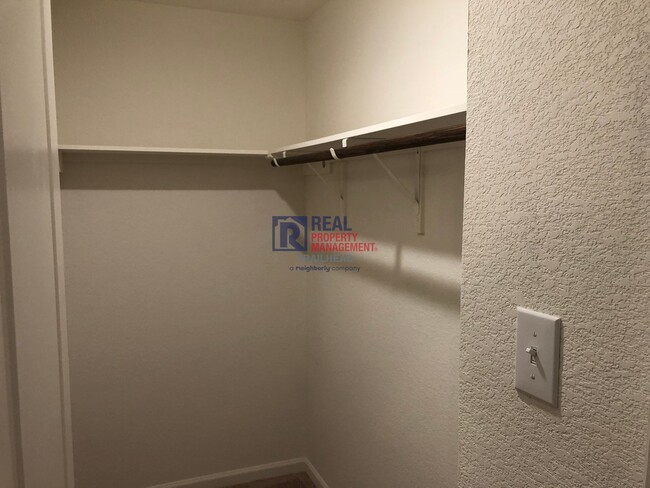 Building Photo - Spacious 5 Bedroom/3 Full Bath Open Concep...