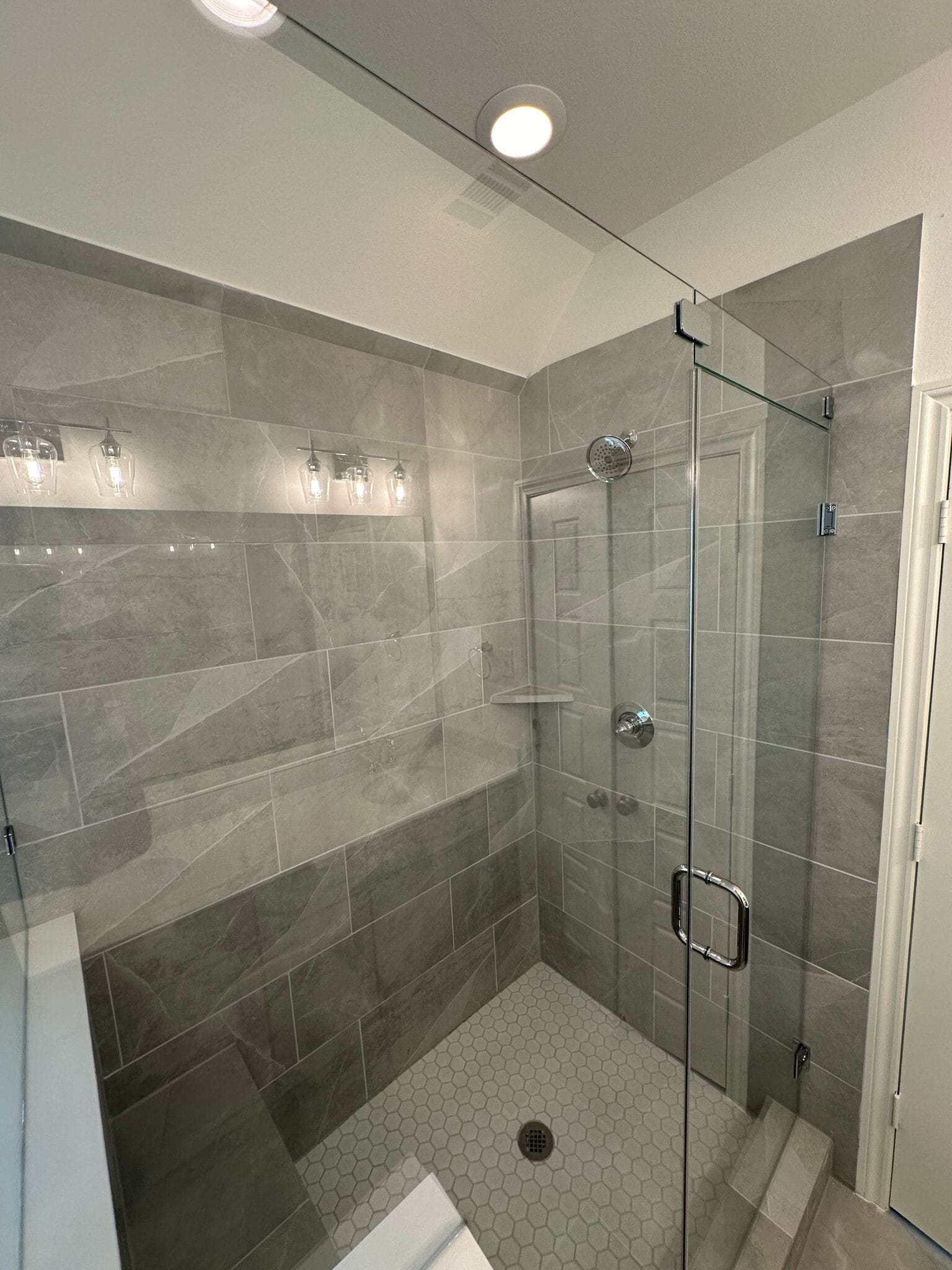Master bathroom walk-in shower - 3429 Vista Highlands Ln