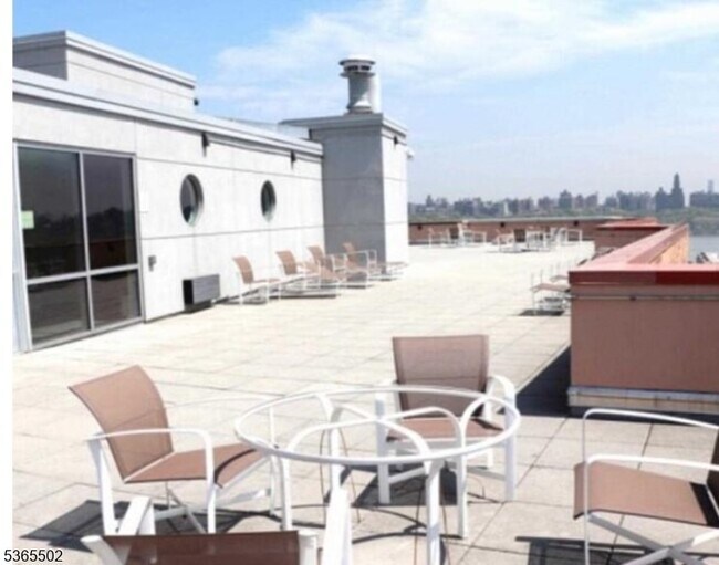 Building Photo - 1611 Hudson Park