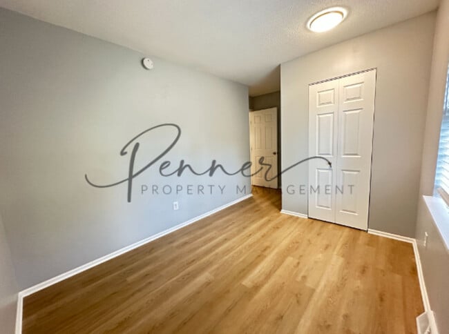 Building Photo - 805 NW Oxford Dr