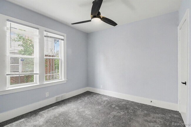 Building Photo - 5217 Lakeview St