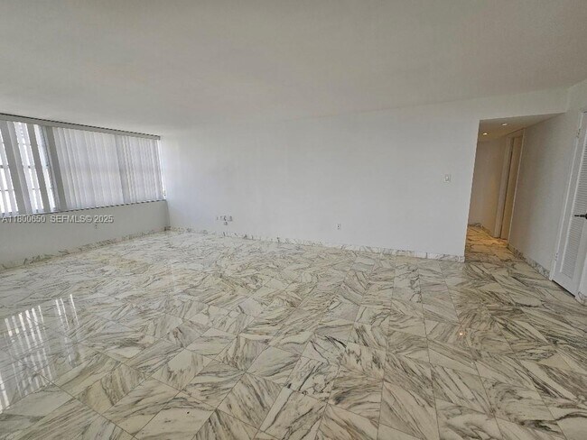 Building Photo - 18051 Biscayne Blvd