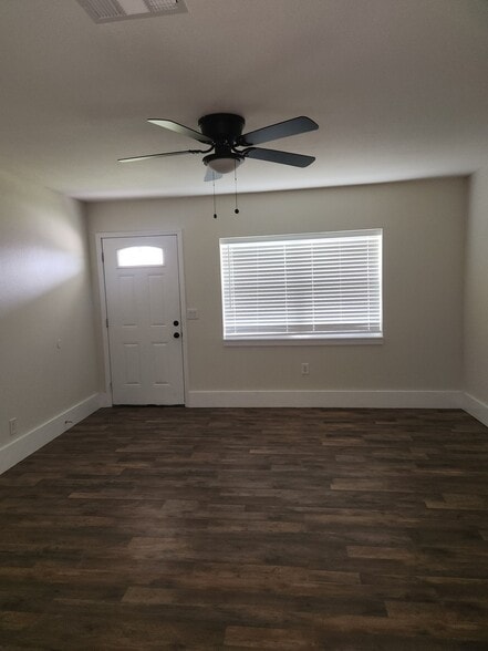 Building Photo - 202 Hill Dr