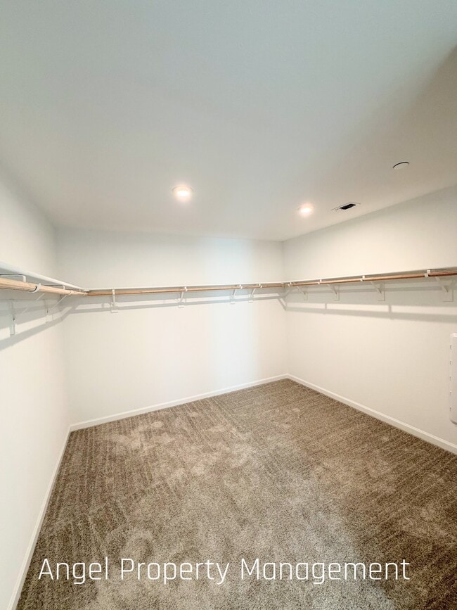 Building Photo - 425 Fuchsia Ct