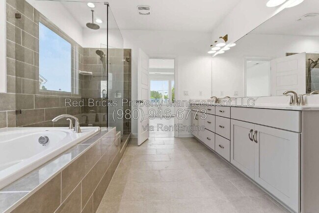 Building Photo - 4016 Dahlia Dr