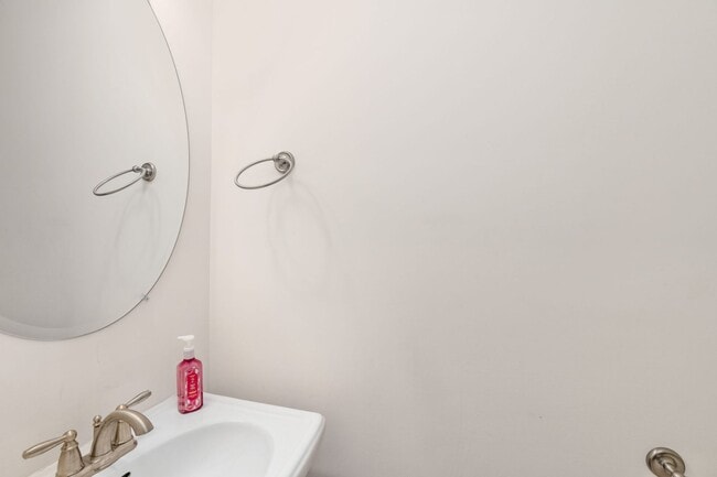 Building Photo - LIKE-NEW 3-LEVEL TOWNHOME IN FREDERICKSBURG