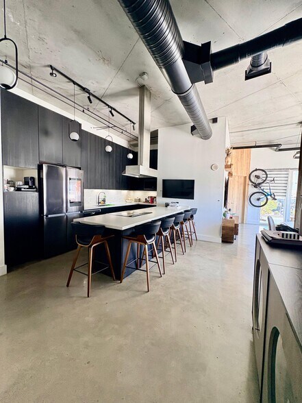 Building Photo - 10 SW South River Dr