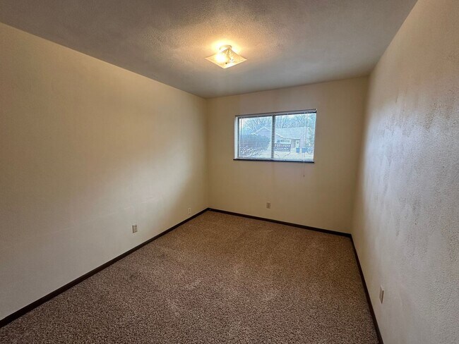 Building Photo - 2 Bedroom/1 Bath Apartment For Rent