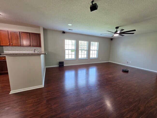 Building Photo - 208 Maypop Dr