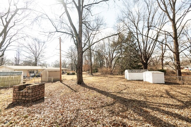 Building Photo - Lovely 3 Bedroom 2 Bathroom Home