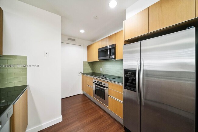 Building Photo - 1060 Brickell Ave