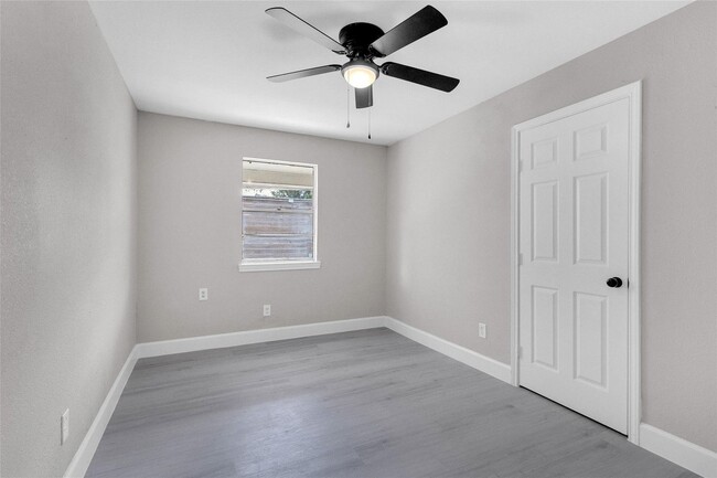 Building Photo - This beautifully remodeled duplex offers m...