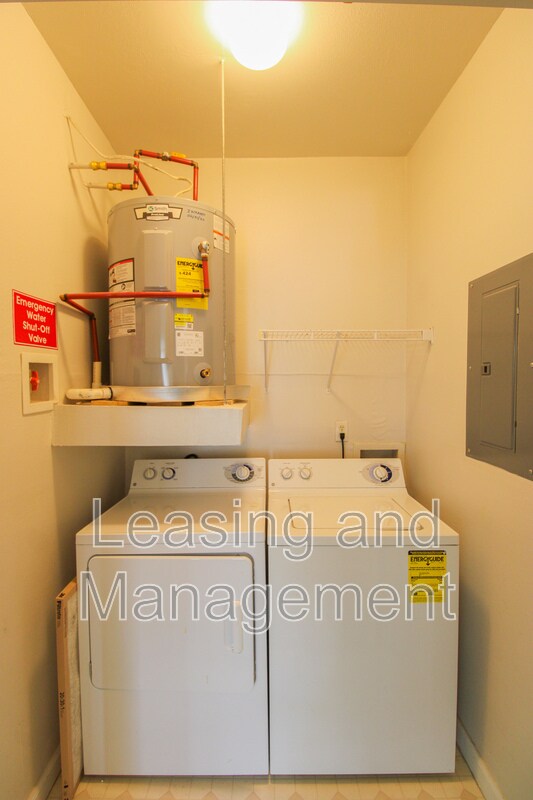 Building Photo - 700 Daniel Ellis Dr