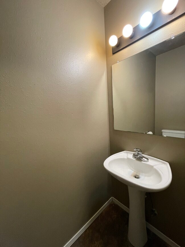 Building Photo - 289 N C St