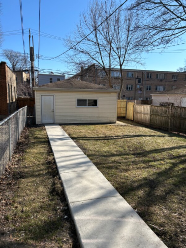 Building Photo - 6321 N Hermitage Ave