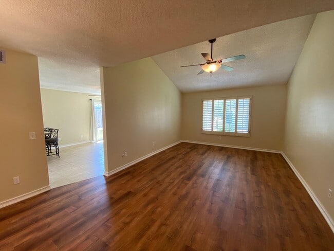 Building Photo - 3 Bedroom Home - Centrally Located with So...