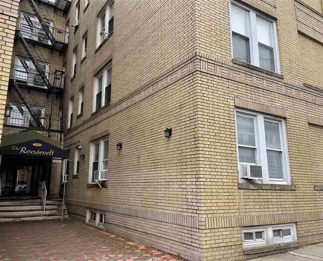 Building Photo - 201 45th St