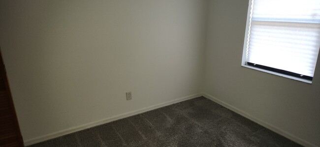 Building Photo - 242 Redbud Ln