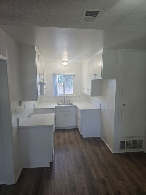 Building Photo - 371 N Oak St