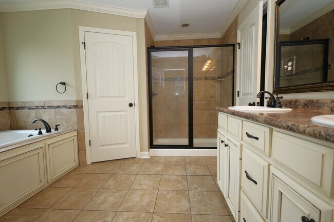 Building Photo - 4105 Silver Glenn
