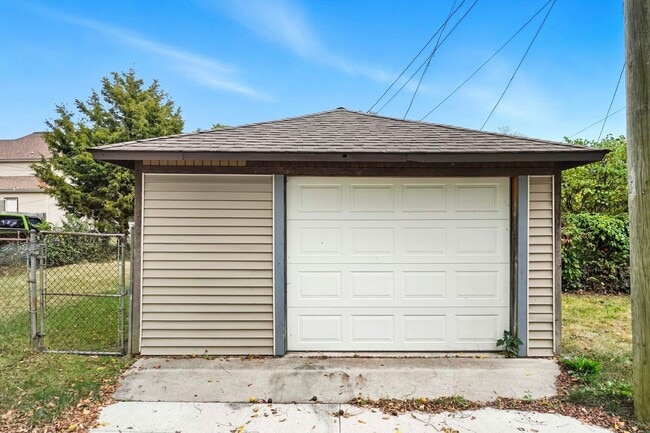 Building Photo - New THREE BED listing in Fort Wayne!