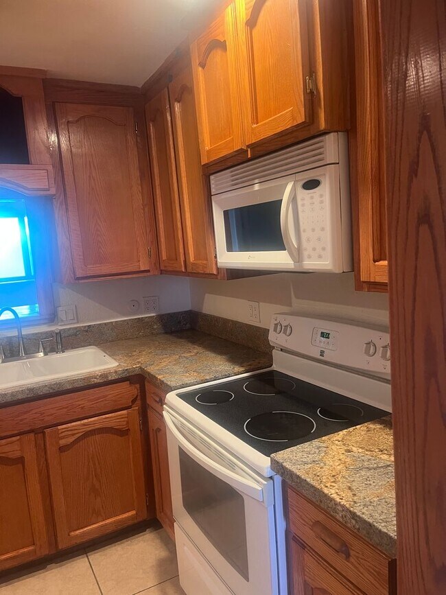 Building Photo - Spacious 2 bed 1 bath condo in Tracy
