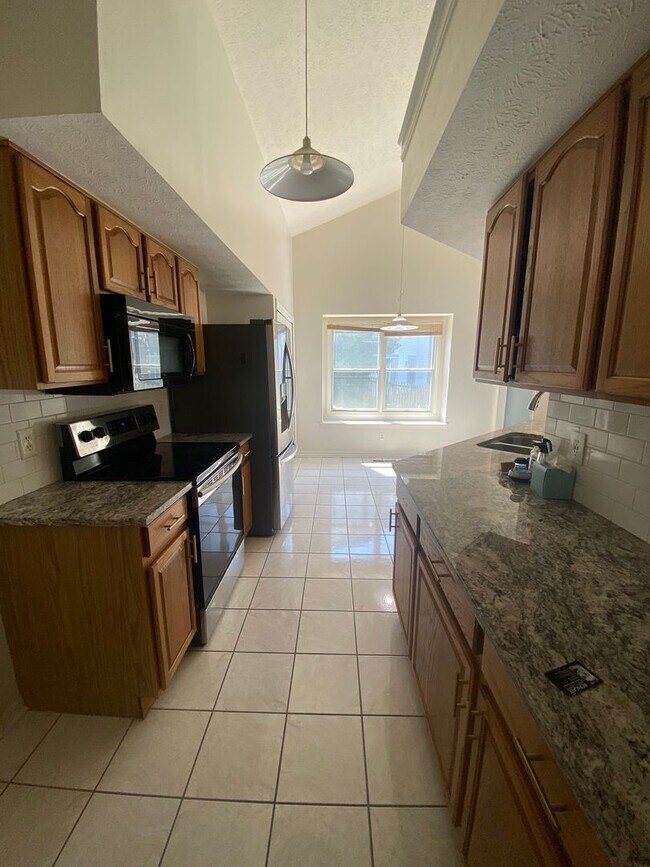 Building Photo - Spacious 4 Bedroom, 2.5 Bath Home