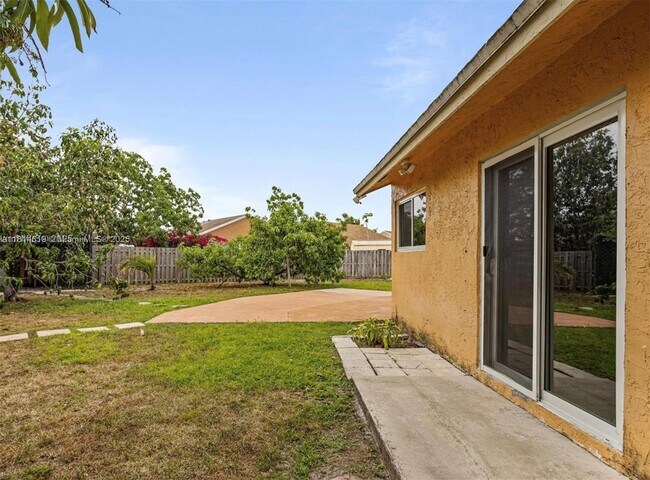 Building Photo - 11041 SW 11th Ct
