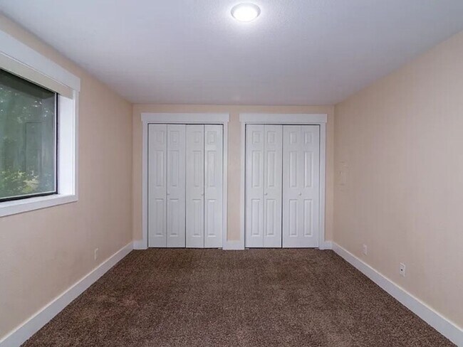 Building Photo - 4 Bed, 2 Bath Duplex Next to EWU!