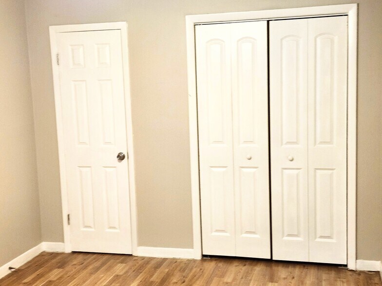 Building Photo - 5230 Beach Dr