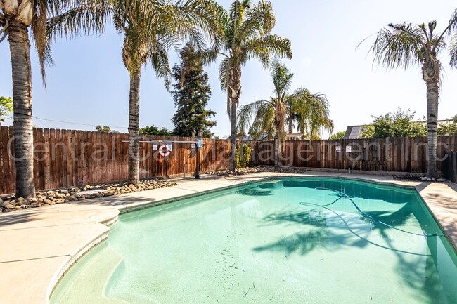 Building Photo - 3 Bedroom/2 Bath Home with Paid Solar and ...