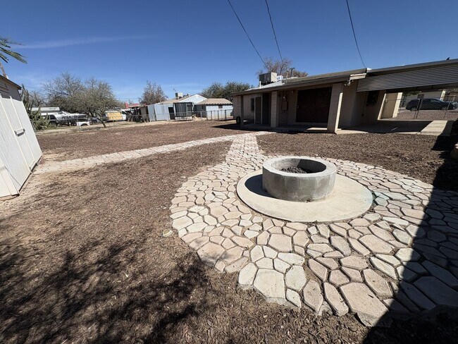 Building Photo - Central Tucson, close to University of Arizona and more!!!