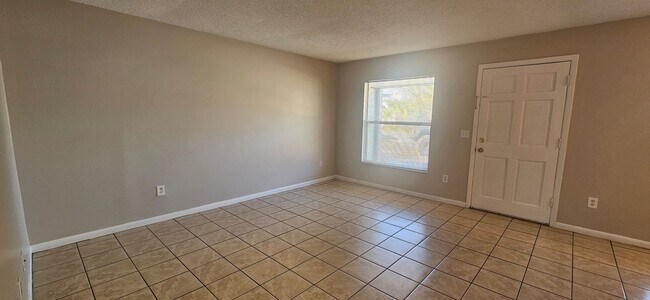 Building Photo - Charming 2/1 in the heart of Downtown Deland!