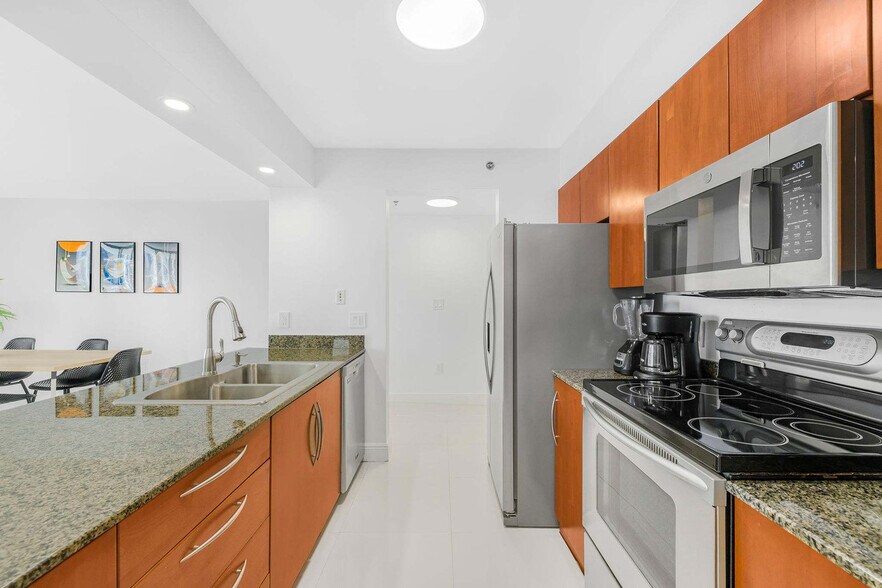 Building Photo - 1200 Brickell Bay Dr