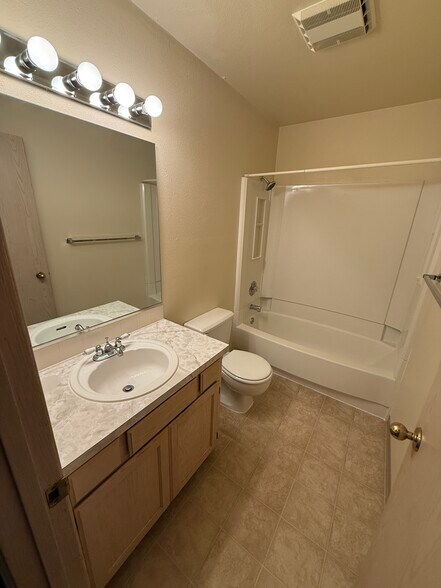 Building Photo - 3418 E 57th Ave